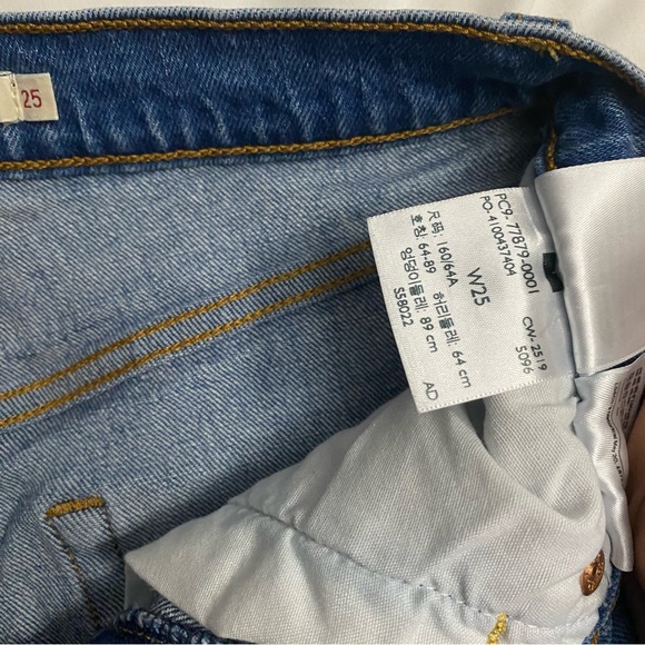 Levis Ribcage Shorts - Picture 6 of 8